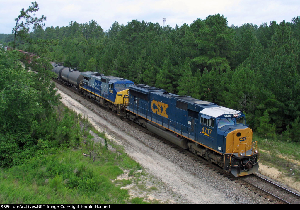 CSX 4717 & 9050 lead a train towards Hamlet